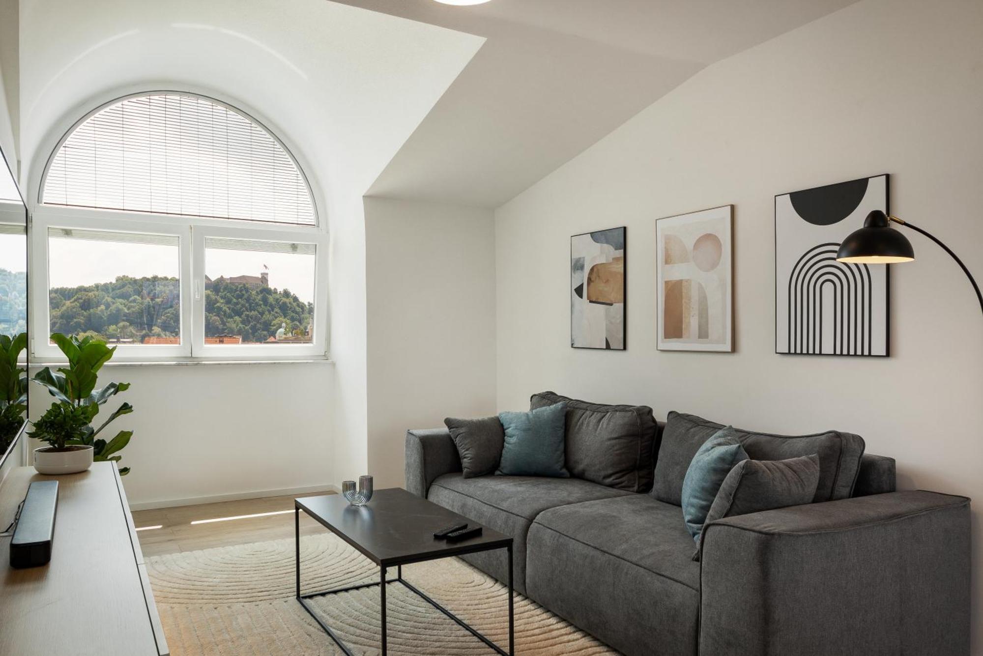 Luxe Penthouse With A Castle View *